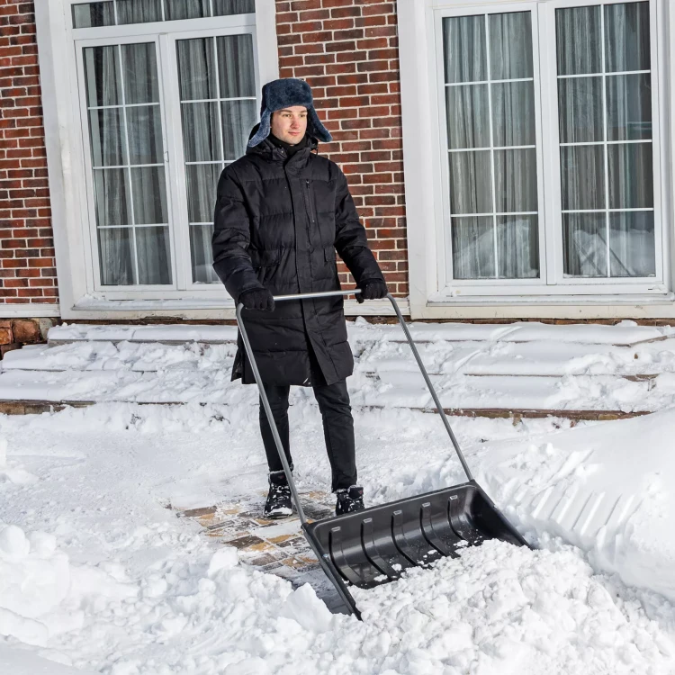 Движок для уборки снега пластиковый Сибртех, 695 х 540 х 1460 мм, стальная рукоятка, Россия 615935 купить в Тобольске