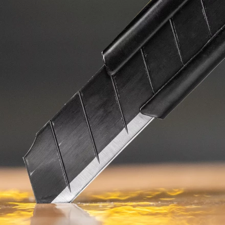 Нож Denzel, 9 мм, сменное лезвие, SK4, алюминиевый корпус, торцевой зажим, 78901 купить в Тобольске