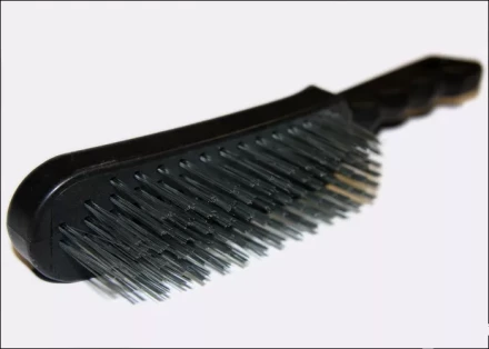 Щетка 3-рядная металлическая с пластмассовой ручкой  SPARTA 748655 купить в Тобольске