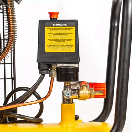 Компрессор воздушный BCV2200/100, ременный привод, 2.2 кВт, 100 литров, 370 л/мин Denzel 58110 купить в Тобольске