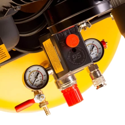 Компрессор воздушный BCV2200/100V, ременный привод , 2.3 кВт, 100 литров, 440 л/мин Denzel 58112 купить в Тобольске