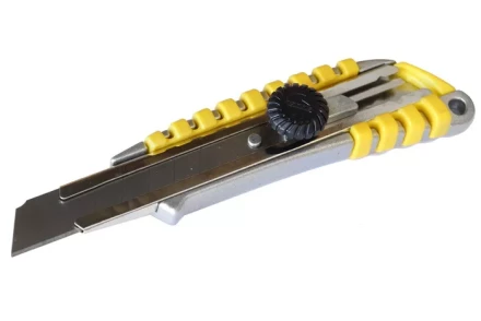 Нож со сменным лезвием 18 мм металлический корпус Энкор 9670 9670 купить в Тобольске