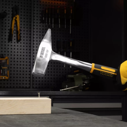 Молоток слесарный 800 г Denzel 10405, цельнометаллический, двухкомпонентная рукоятка купить в Тобольске