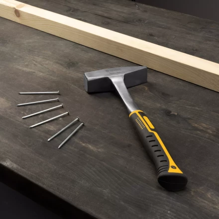 Молоток слесарный 800 г Denzel 10405, цельнометаллический, двухкомпонентная рукоятка купить в Тобольске