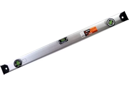 Уровень алюминиевый «Рельс» 800мм 3 глазка фрезерованный Вихрь 900/73/11/4/15 купить в Тобольске