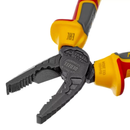 Плоскогубцы комбинированные Denzel 17085, диэлектрические трехкомпонентные рукоятки до 1000 В, 165 мм купить в Тобольске