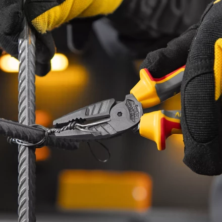 Плоскогубцы комбинированные Denzel 17085, диэлектрические трехкомпонентные рукоятки до 1000 В, 165 мм купить в Тобольске