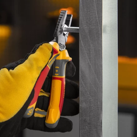 Плоскогубцы комбинированные Denzel 17085, диэлектрические трехкомпонентные рукоятки до 1000 В, 165 мм купить в Тобольске