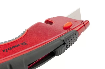 Нож 18мм, выдвижное трапециевидное лезвие, эргономичная двухкомпонентная рукоятка + 3 лезвия MATRIX QUIK BLADE 78925 купить в Тобольске