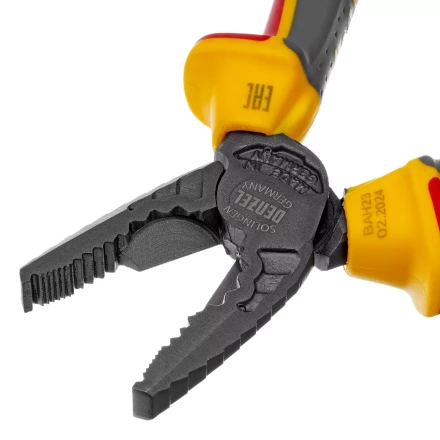 Плоскогубцы комбинированные Denzel 17086, диэлектрические трехкомпонентные рукоятки до 1000 В, 180 мм купить в Тобольске