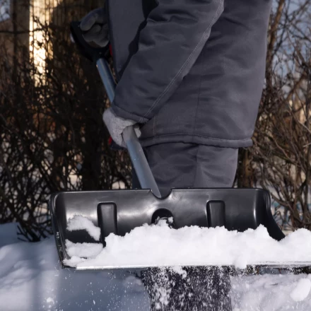 Лопата для уборки снега пластиковая, 470х350х1340 мм, алюминиевый черенок, Россия, Сибртех 61662 купить в Тобольске