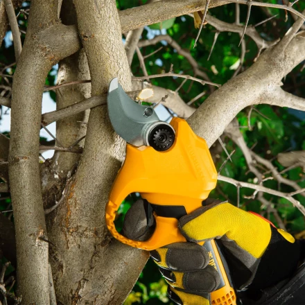 Секатор аккумуляторный Denzel CP-30 59435, 18В Li-Ion купить в Тобольске