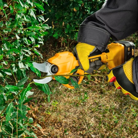 Секатор аккумуляторный Denzel CP-30 59435, 18В Li-Ion купить в Тобольске