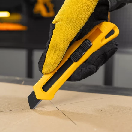 Нож Denzel, 18 мм, сменное лезвие, SK4, облегченный корпус, нажимной фиксатор, 78941 купить в Тобольске