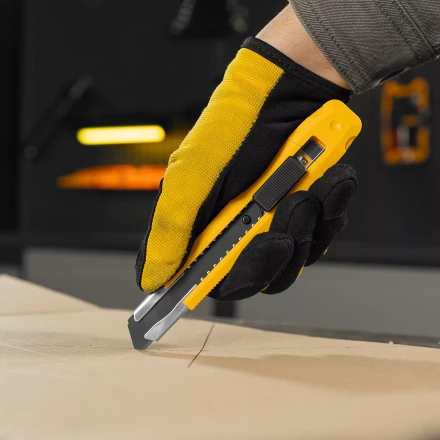 Нож Denzel, 18 мм, сменное лезвие, SK4, метал. направляющая, клипса, нажимной фиксатор, 78940 купить в Тобольске