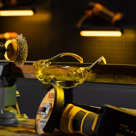 Очки защитные открытые Denzel 89202, поликарбонатные, увеличенная желтая линза, регулируемые дужки купить в Тобольске