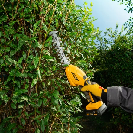 Ножницы-кусторез аккумуляторные Denzel CGS-100, 18В Li-Ion 59430 купить в Тобольске